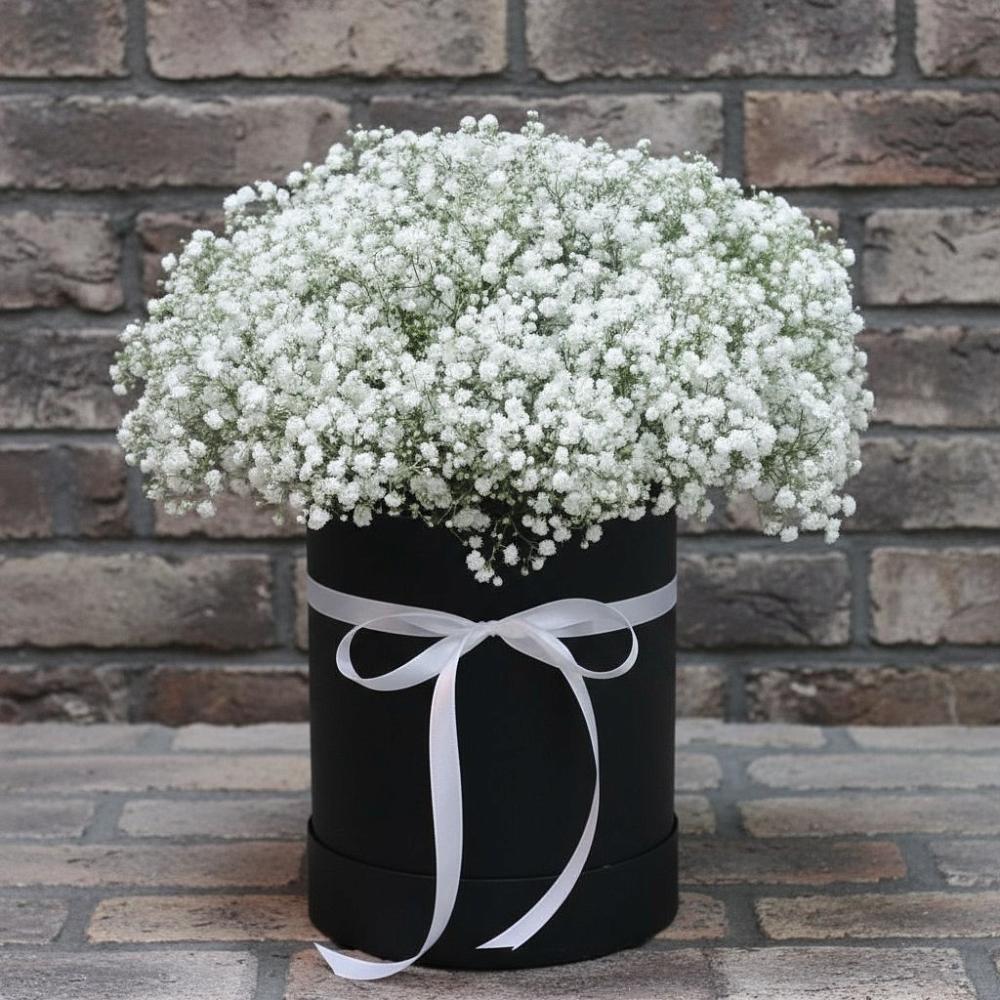 Цветочная композиция из Гипсофила в шляпной коробке в Ковалево