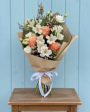 Букет цветов из:  Альстромерии, Лизиантусы, Розы и Хризантемы в Ковалево