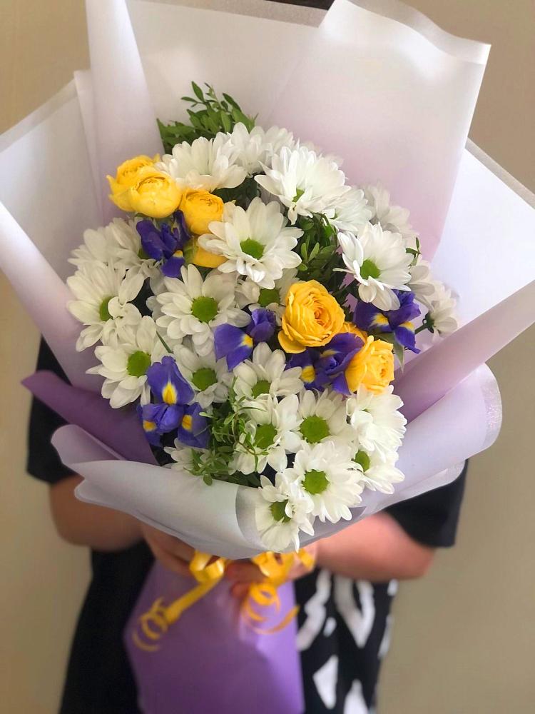 Букет цветов из: Ирисы, Хризантемы и Розы в Ковалево