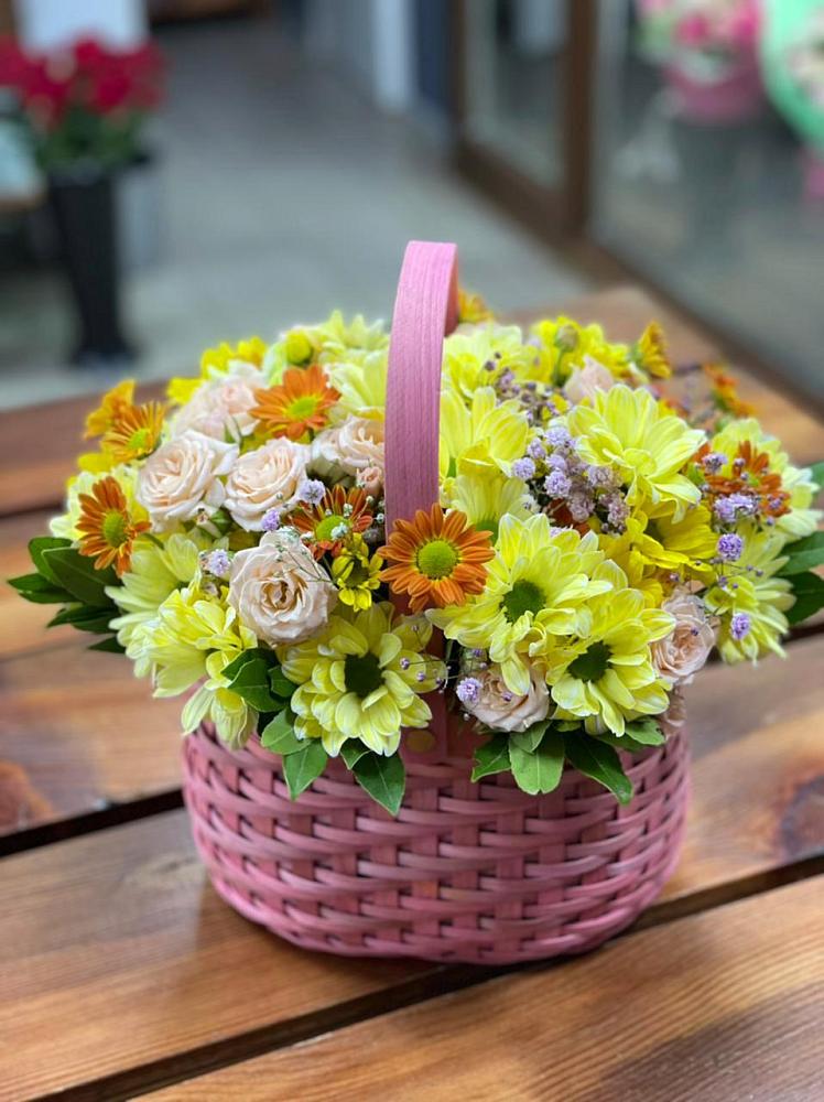 Цветочная композиция из Хризантемы и Розы в корзине в Ковалево