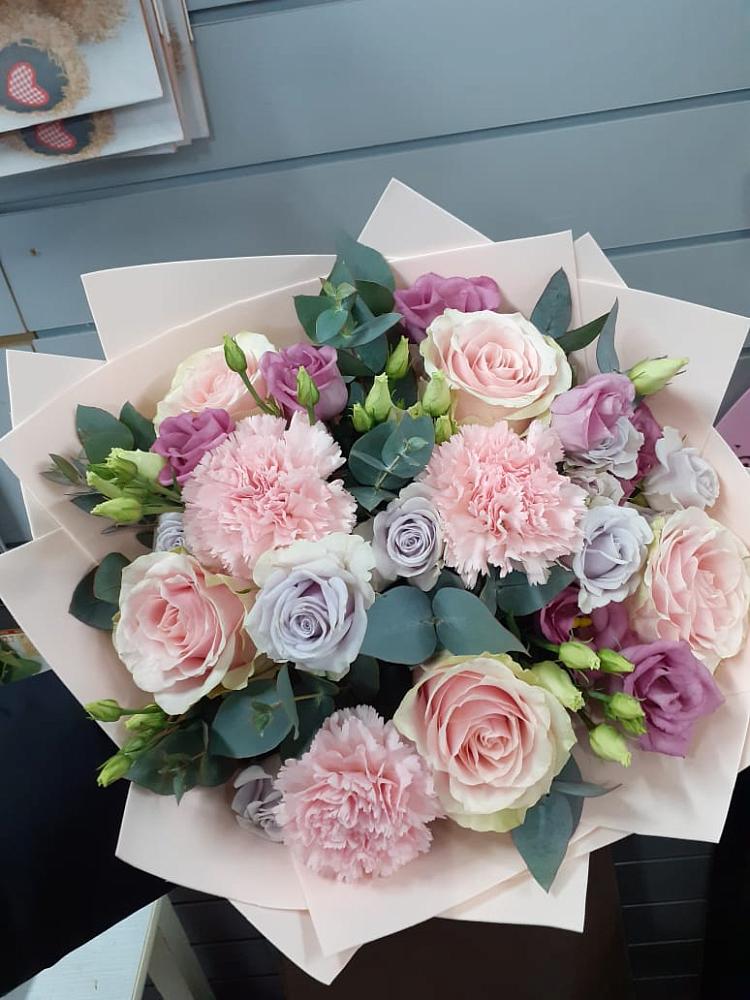 Букет цветов из: Розы, Гвоздики и Лизиантусы в Ковалево